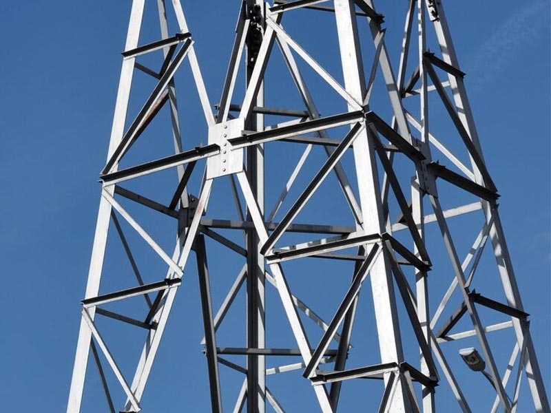Material aus Winkelstahl für den Kraftturm